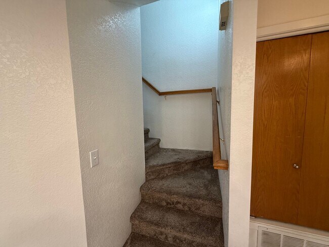 Building Photo - 2-bedroom condo near shopping, restaurants...