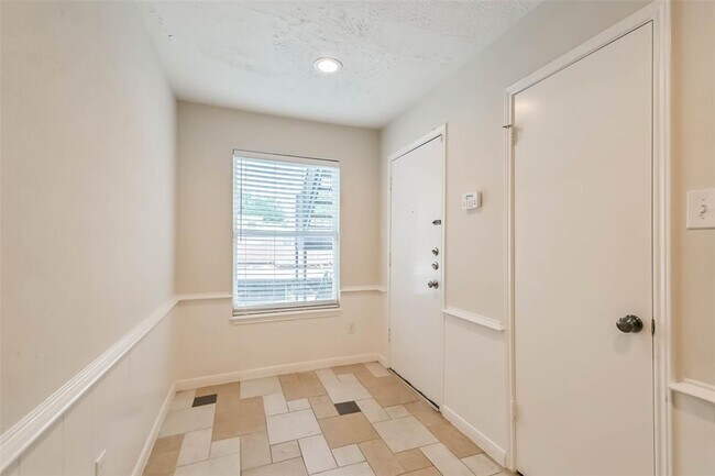 Building Photo - 496 N Post Oak Ln