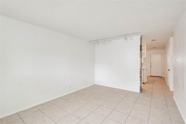 Building Photo - 3306 Dolphin Dr