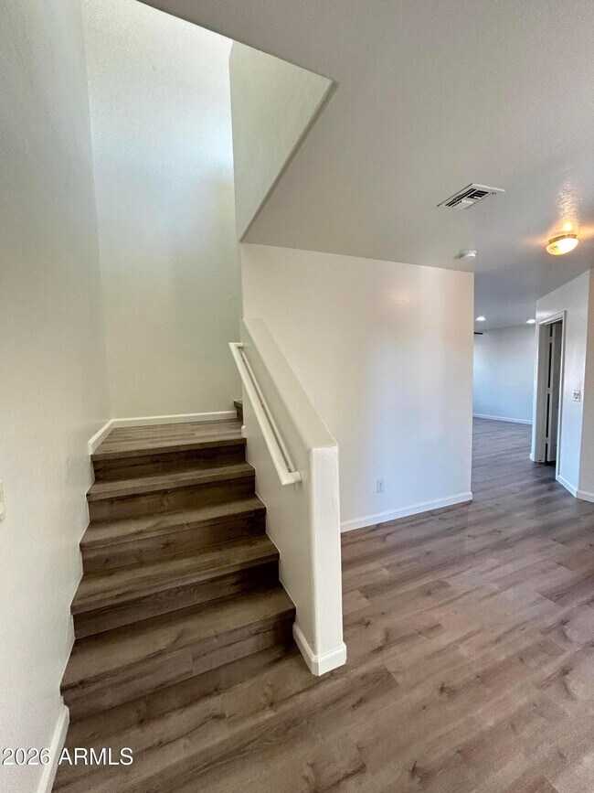 Building Photo - 10542 W Alvarado Rd