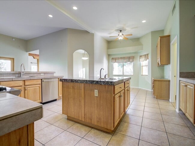 Building Photo - 4 Bedroom 4 Bathroom