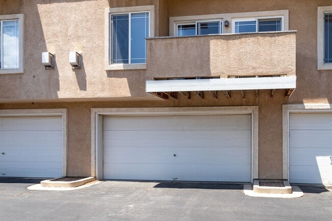 Building Photo - Bright and Airy 2-Bedroom Condo in Charmin...