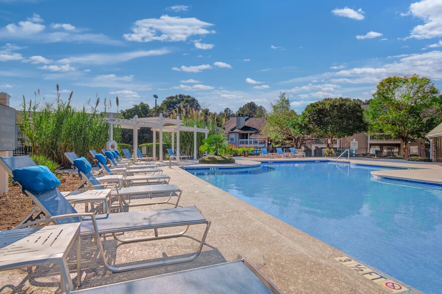 Poolside Lounge View - Arbors at Brookfield Apartments