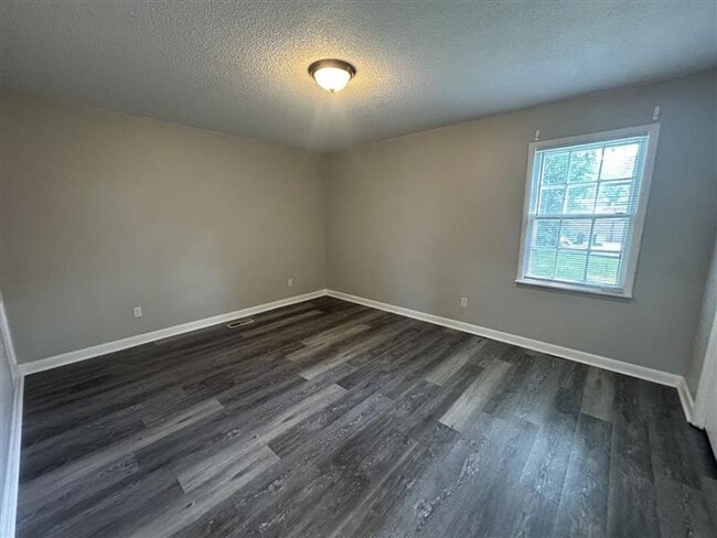 Building Photo - Charming and Affordable Downstairs Duplex ...