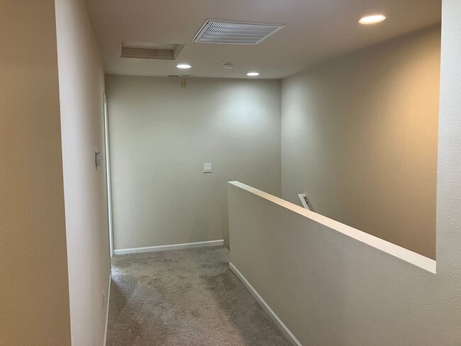 Building Photo - Three Bedroom Townhouse in South Salem