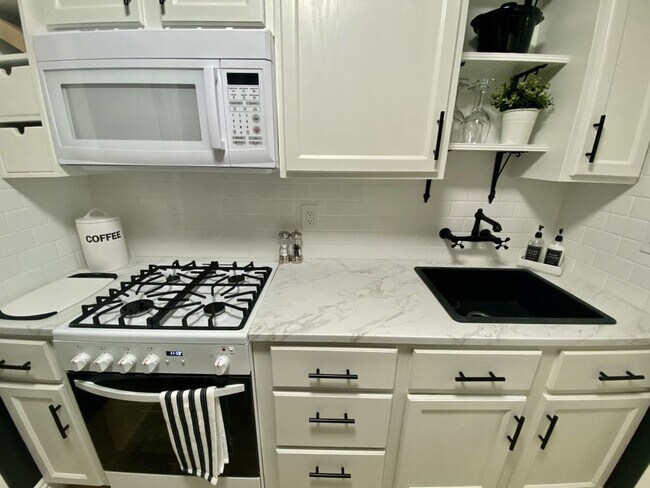 Building Photo - Camarillo- Stylish One Bedroom off Main House