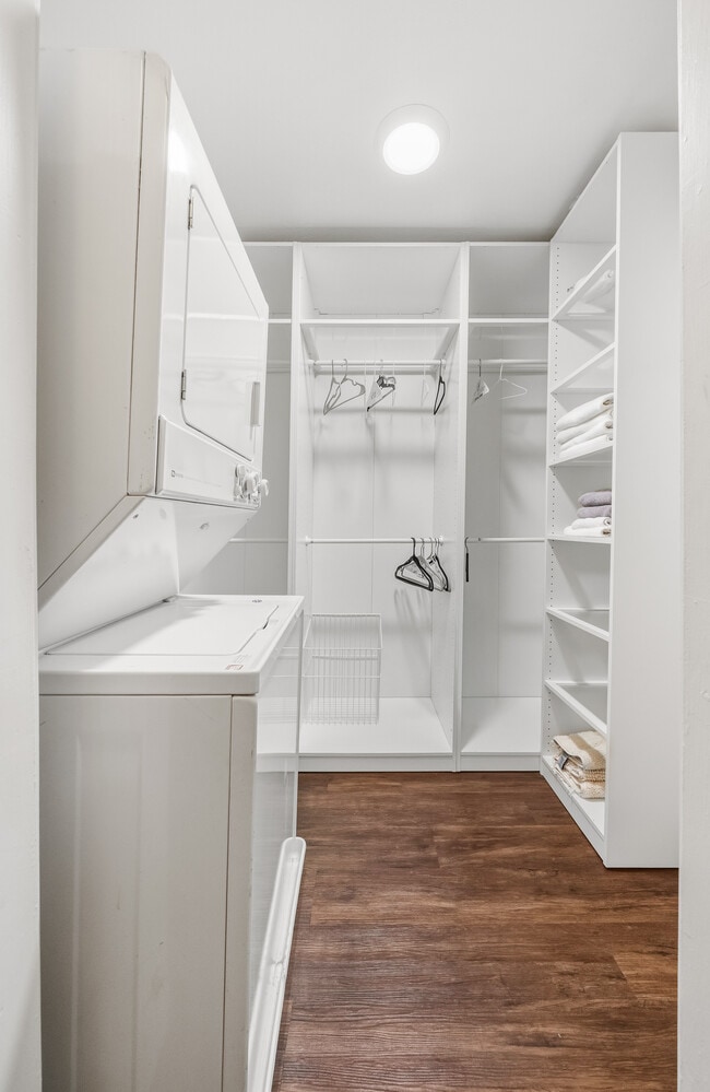 Building Photo - 906 Kings Rd