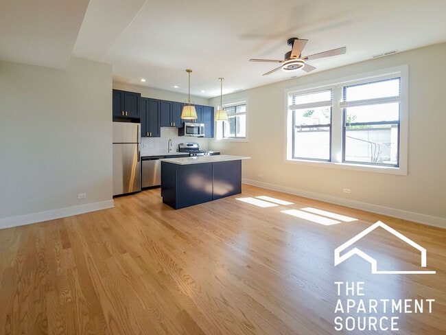 Building Photo - 2020 W Montrose Ave