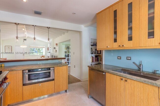 Building Photo - 1123 Bay Dr