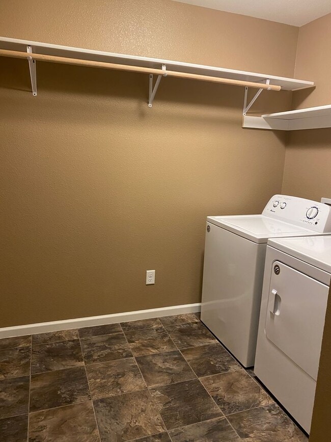 Building Photo - 3 Bedroom 2 1/2 Bath Twin home SORRY NO PETS