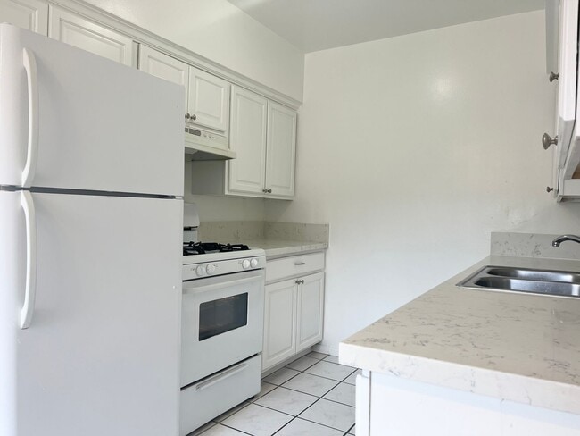 Building Photo - 1 Bed/1 Bath Pacific Beach