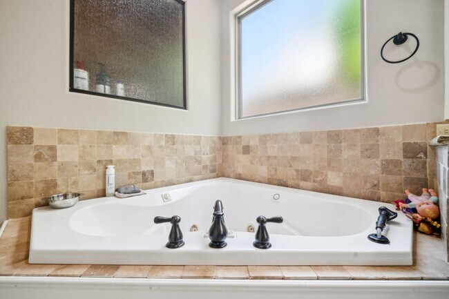 Building Photo - Stunning 5 bedroom 4.5 bath in Stonebrooke Glenn