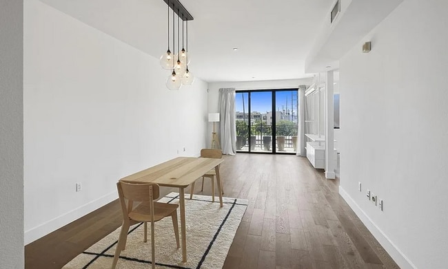 Building Photo - Classic and contemporary two-story townhou...