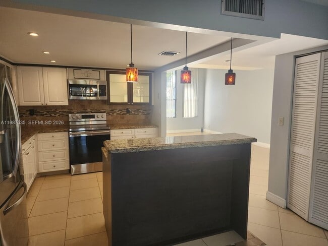 Building Photo - 537 N University Dr