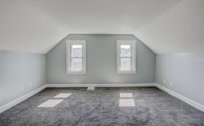 Building Photo - 833 N Hoffert St