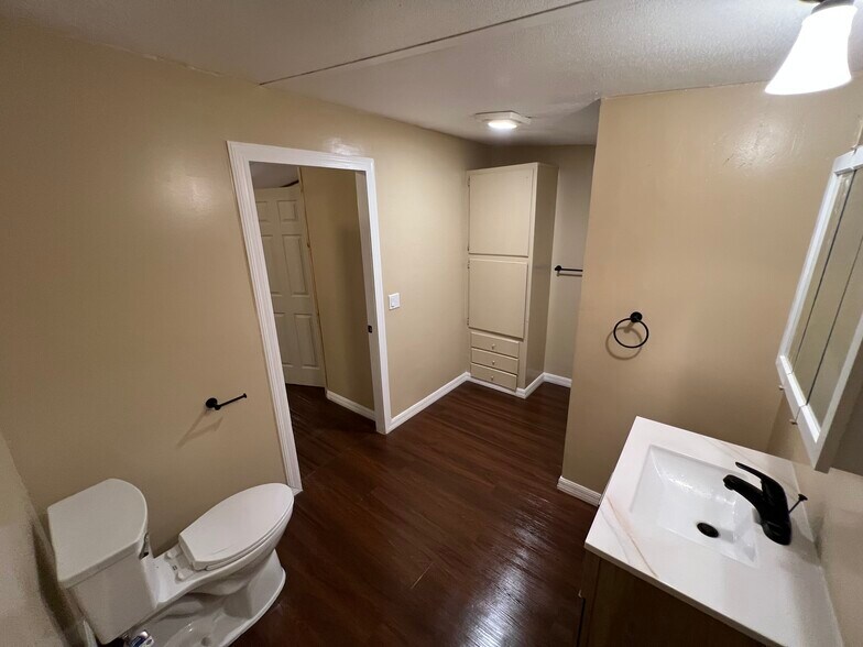 Master bathroom - 6506 Colony Park Dr