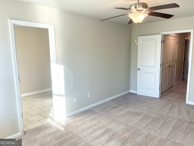 Building Photo - 3502 Lakeview Crk