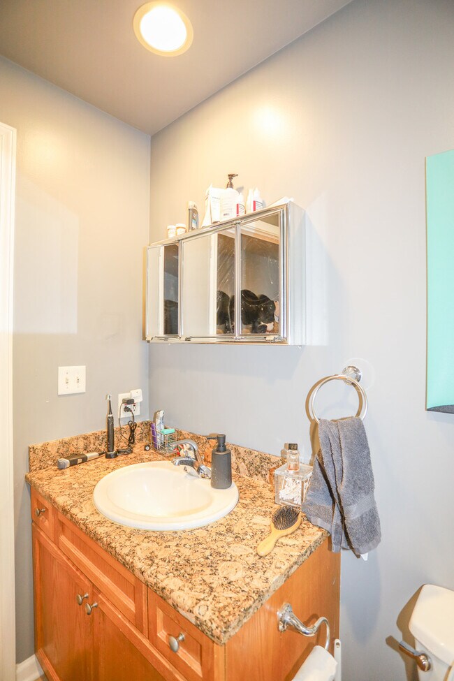 Building Photo - 4625 W Lawrence Ave