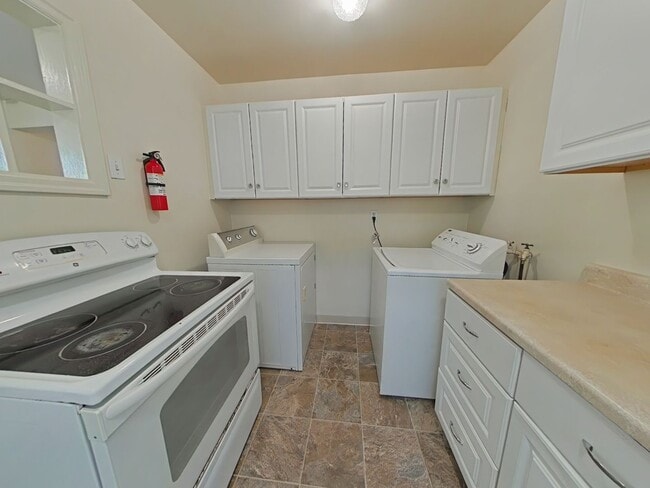 Building Photo - FALL SPECIAL ~ $1060 OFF FIRST MONTH RENT