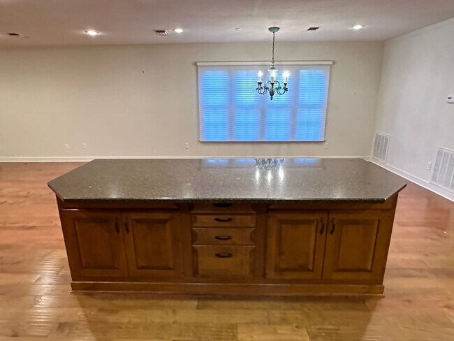 Building Photo - Fully Updated Executive Rental - FREE MONT...