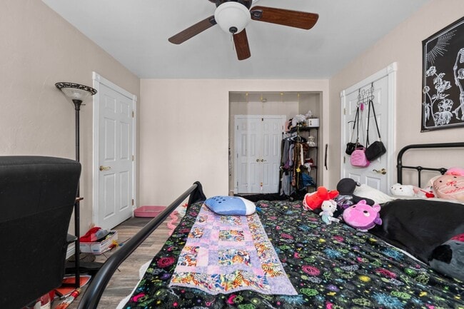 Building Photo - Spacious bedrooms!