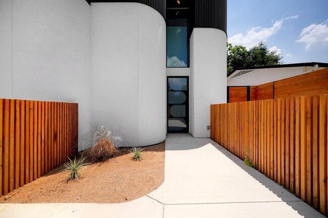 Building Photo - 7809 Woodrow Ave