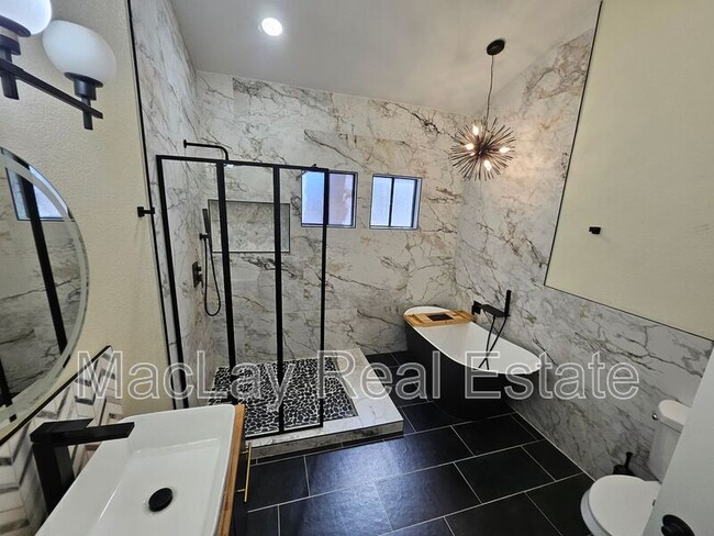 Building Photo - 4024 E Hiddenview Dr