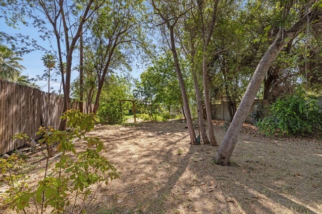 Building Photo - 3-2