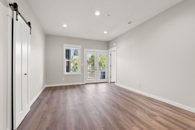 Building Photo - 717 W Spofford Ave