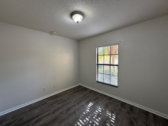 Building Photo - Beautiful Townhome