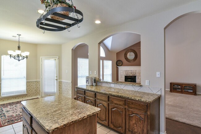 Building Photo - Large Mansfield High Home Centrally Located
