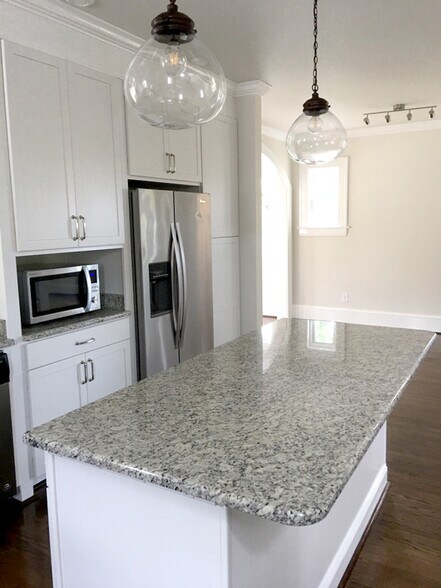 Kitchen island into foyer - 442 Walnut Ave SE