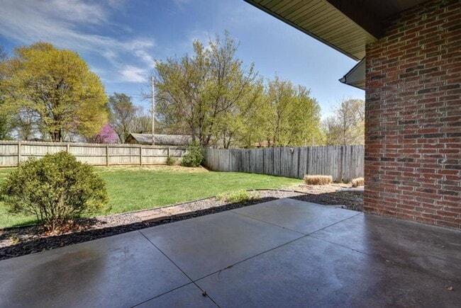 Building Photo - Executive Rental in Park Crest Meadows