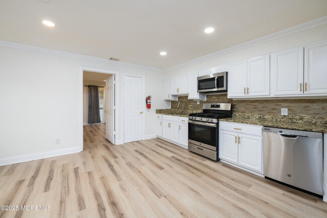 Building Photo - 136 7th St