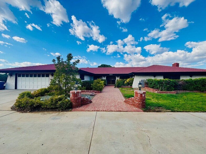 Primary Photo - 527 Westlake Dr