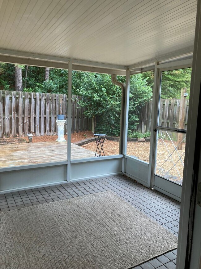 Building Photo - 3 Bed/3 Bath Townhome with Screened in Por...