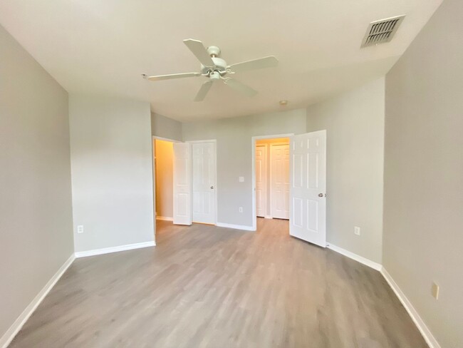 Building Photo - Beautiful 1/1 Condo in the Gated Community...