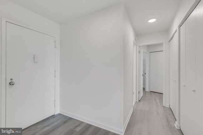 Building Photo - 307 Yoakum Pkwy