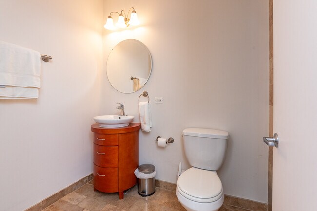 Building Photo - 2545 S Dearborn St