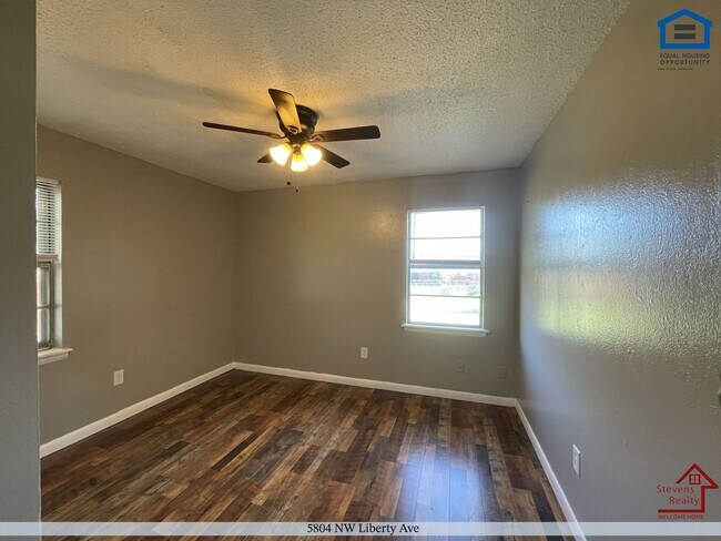 Building Photo - 5804 NW Liberty Ave