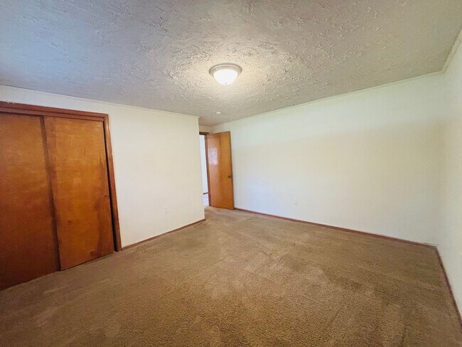 Building Photo - 208 Broce Dr