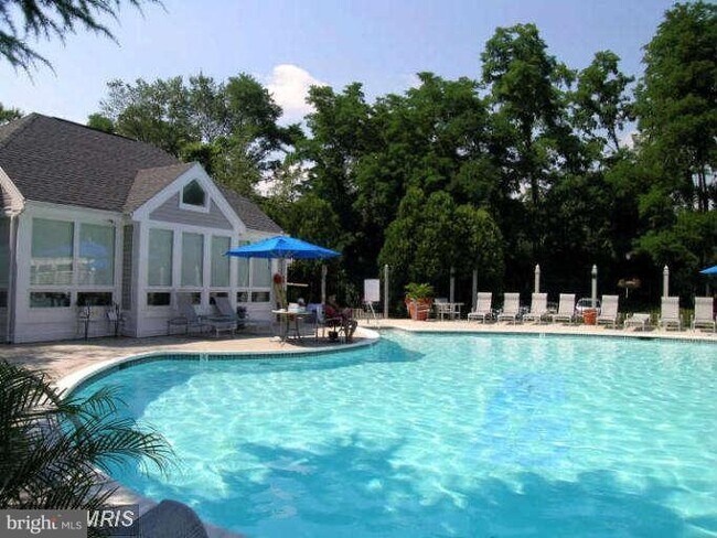 Building Photo - 3175 Summit Square Dr