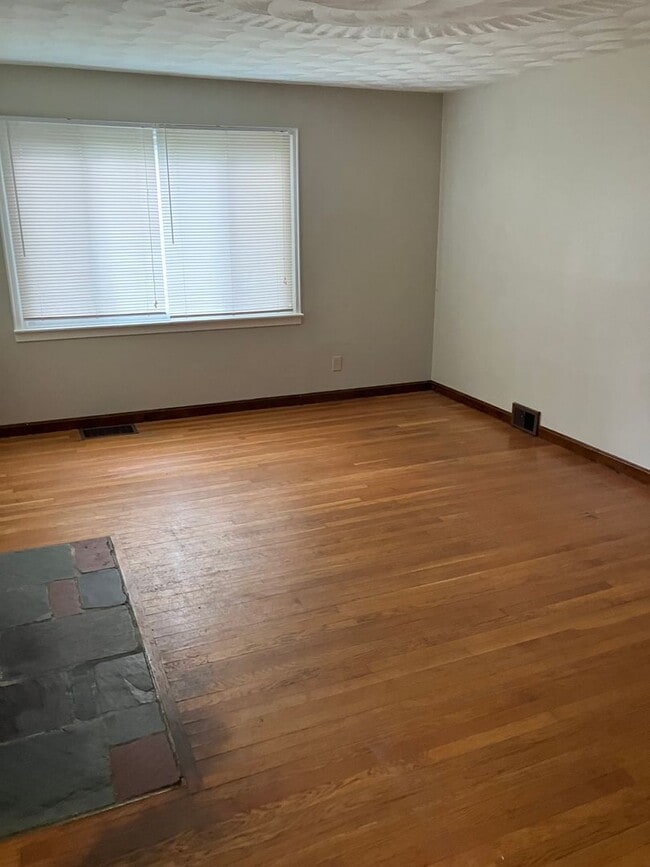 Building Photo - Spacious 5 bed, 2 bath classic brick home