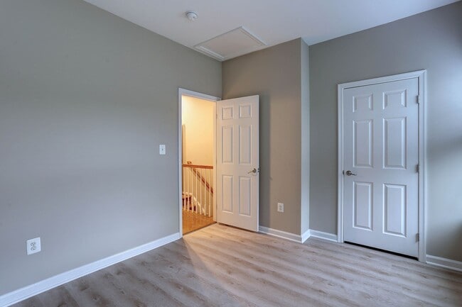 Building Photo - 3BR, 3BA, 1-Car Garage Townhome in Howard Square