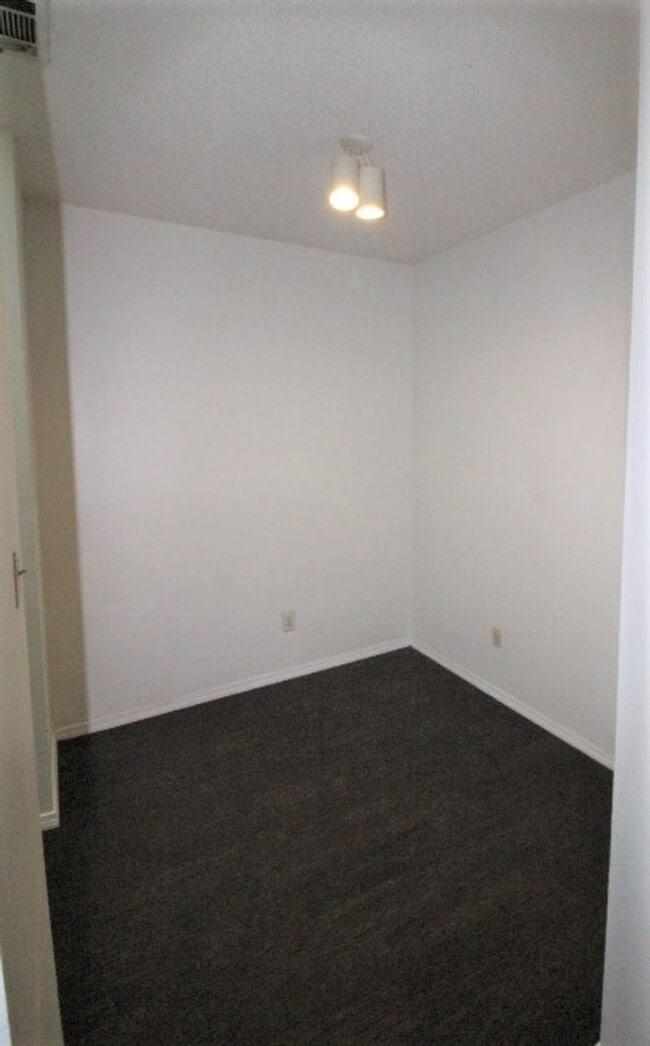 Building Photo - Edgecreek Condo