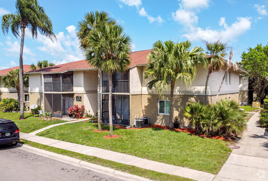 Primary Photo - Lake Starcrest Apartment Homes
