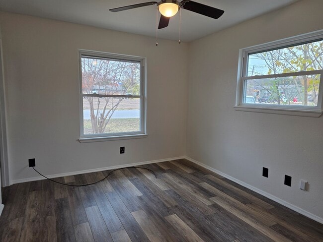 Building Photo - 221 Miller St