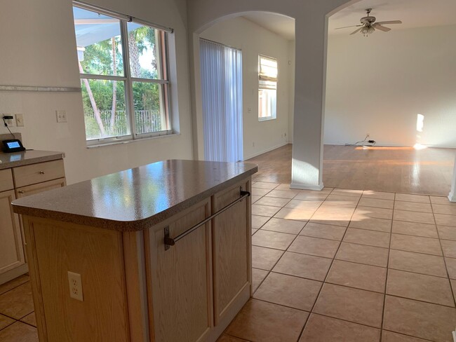 Building Photo - Gorgeous 4 bedroom 3 bath single family ho...