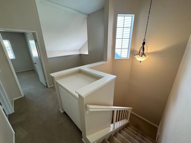 Building Photo - Townhome-Style 2BR/2.5BA + Loft | East Ventura (Beacon Court Community)