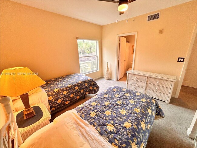 Building Photo - 5050 Fairways Cir